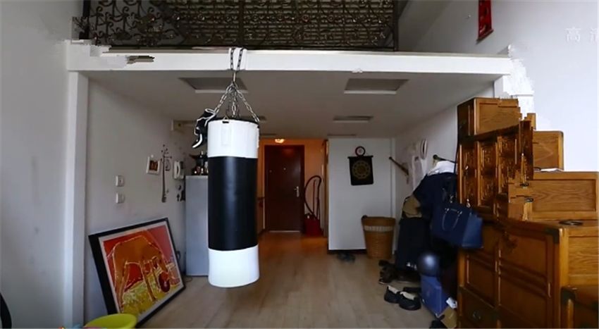 23㎡公寓有7居室，卫生间塞下浴缸？这对小俩口的家也太绝了