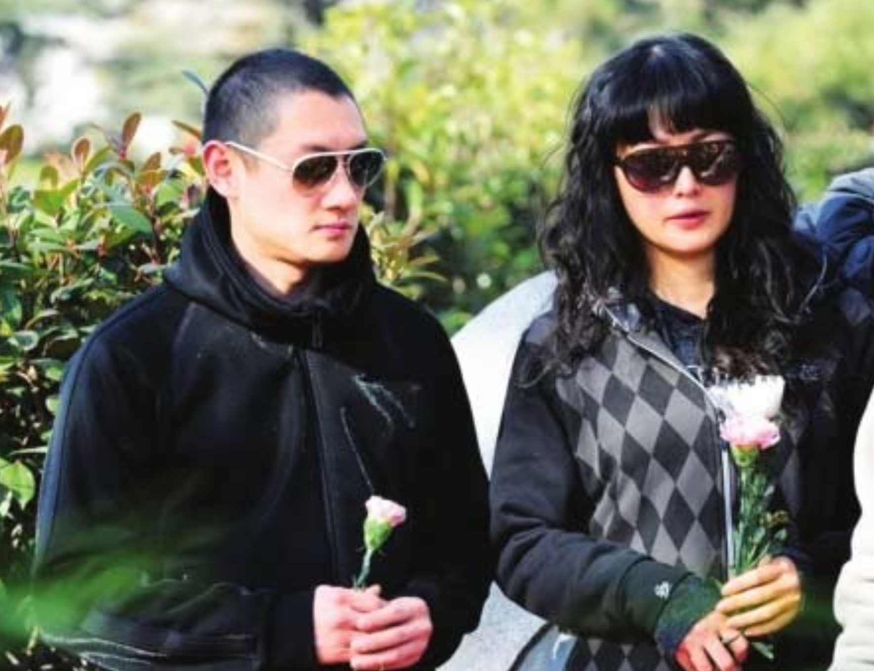 李沁|14年前，李钰患病离世，穿漂亮婚服安葬，汪雨帮她尽孝还扫墓10年