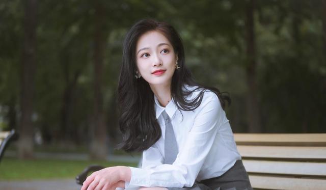 主持人|冯琳再次公开亮相，气质出挑，还没毕业就能担任跨年晚会主持人