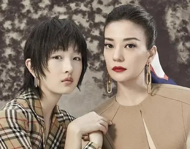 清浅微笑的我|以为是翻车艺人大合影呢，原来是英国某奢侈品牌发布的海报