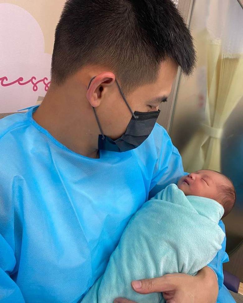 关晓彤|32岁女星二胎顺利生子！与丈夫亲密同框，疑走出孕期婚变阴霾