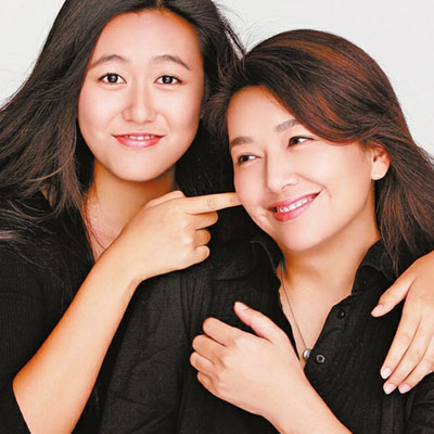 靳东|靳东妻子李佳，晒出近照，打扮低调随性，他们的大儿子实在太帅了