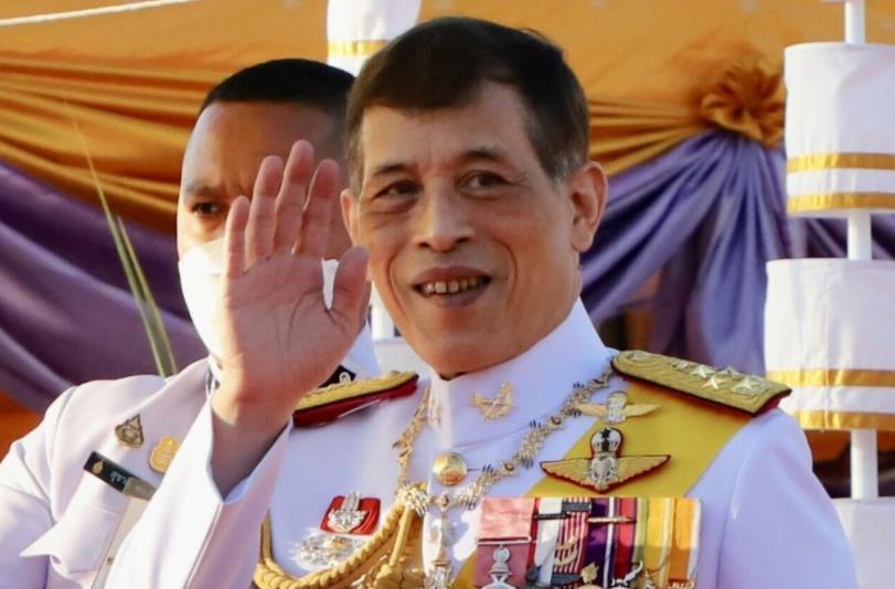 诗妮娜|69岁泰王享受新恋情,出席公务时罕见大笑,提拉蓬起了大作用