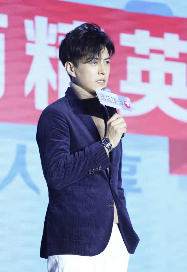 时尚风行派 靳东绅士气质太迷人！穿烟灰色西装超贵气，打算骑行一万公里好牛