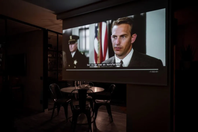 老公坚持在客厅加玻璃墙，完工后老婆惊呆：怎么多了两间房？