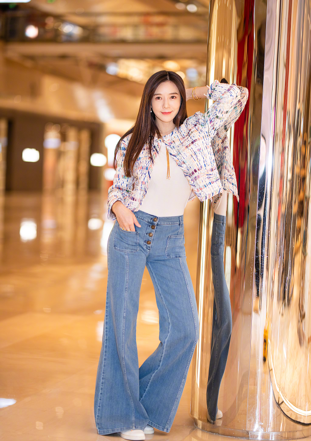 混搭时尚Anna|32岁baby参加活动太节约，穿399紧身衣配1千喇叭裤，看完想减肥了