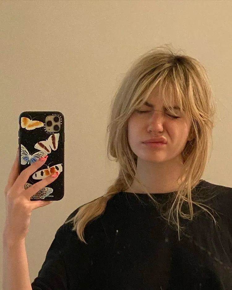 明星素颜|21岁金发女化身迪斯尼公主吸粉百万,天使级素颜脸孔被封人间芭比