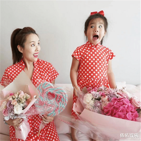 情人节|知名女星情人节官宣怀二胎，大肚如箩还与女儿嬉戏打闹超幸福