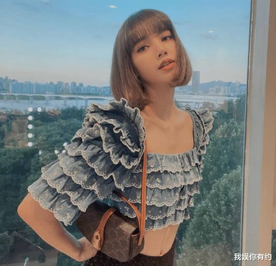 lisa|Lisa痊愈后正式复工，自信面对镜头，解锁锁骨“新”造型！