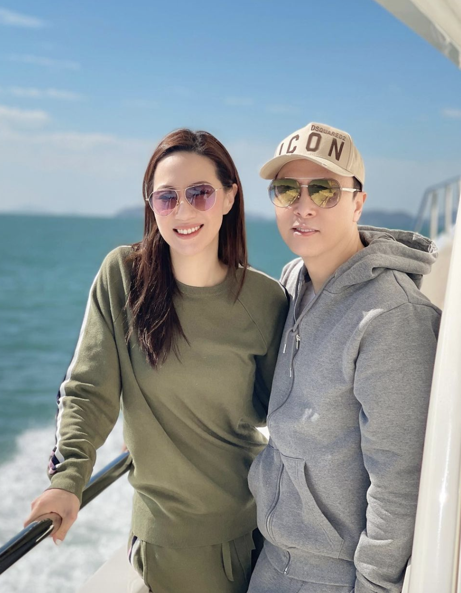 甄子丹|甄子丹为14岁儿子庆生，甄济嘉被父母夹击吻笑眯双眼，姐姐高挑漂亮