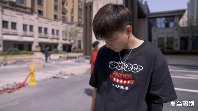 在长沙街头每天连唱4小时的年轻人:用着2万的设备,一晚收入0元