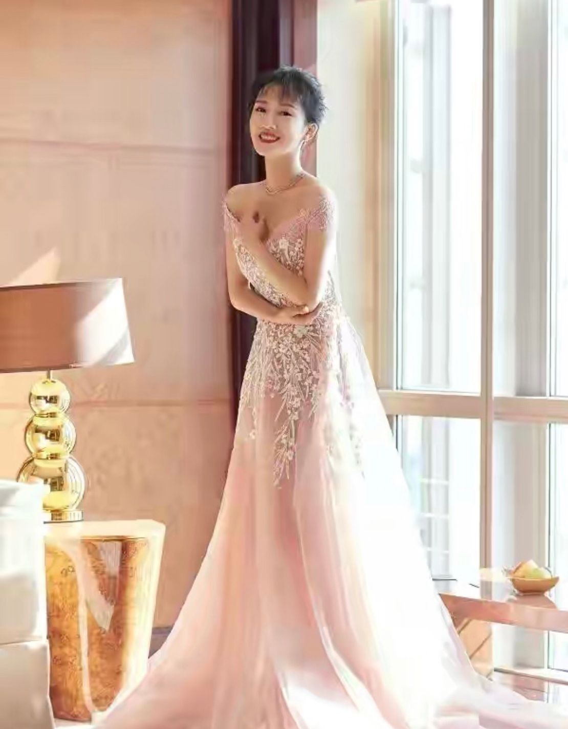 闲鱼有话说 阔太李念不走清纯风，穿豹纹短裙化身夜店女王，“女团身材”抢镜