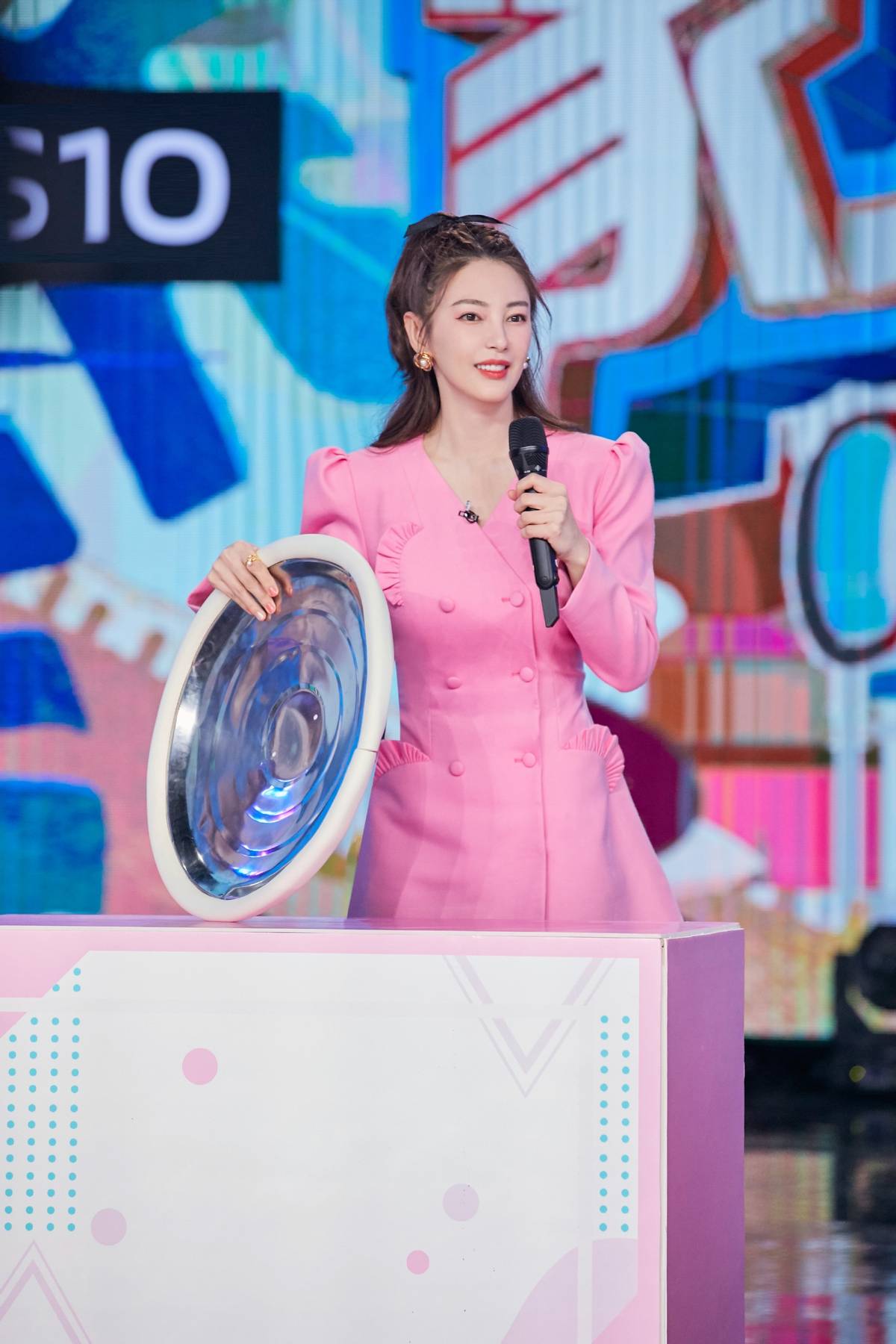 BiuFashion|张雨绮穿上正装秒变“央视脸”，端庄中还有温柔妩媚，气场全开