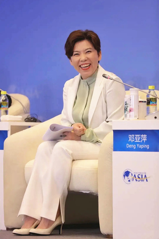 全球时尚号|“乒乓女皇”邓亚萍穿搭走机场，穿黑色便服很随意，气质无敌