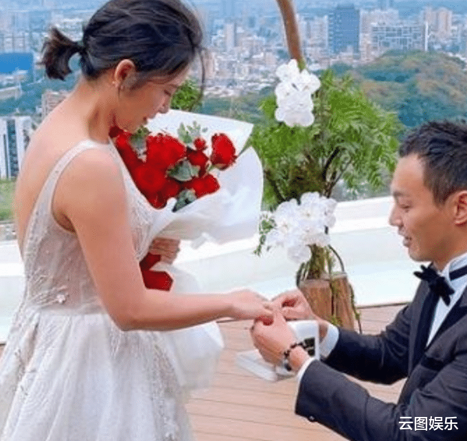 威廉|36岁男星求婚成功!跪地送钻戒太浪漫,CEO女友穿婚纱感动大哭