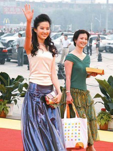 舜网 明星与妈妈合照，林志玲的妈妈也很漂亮，这是鹿晗的姐姐吧！