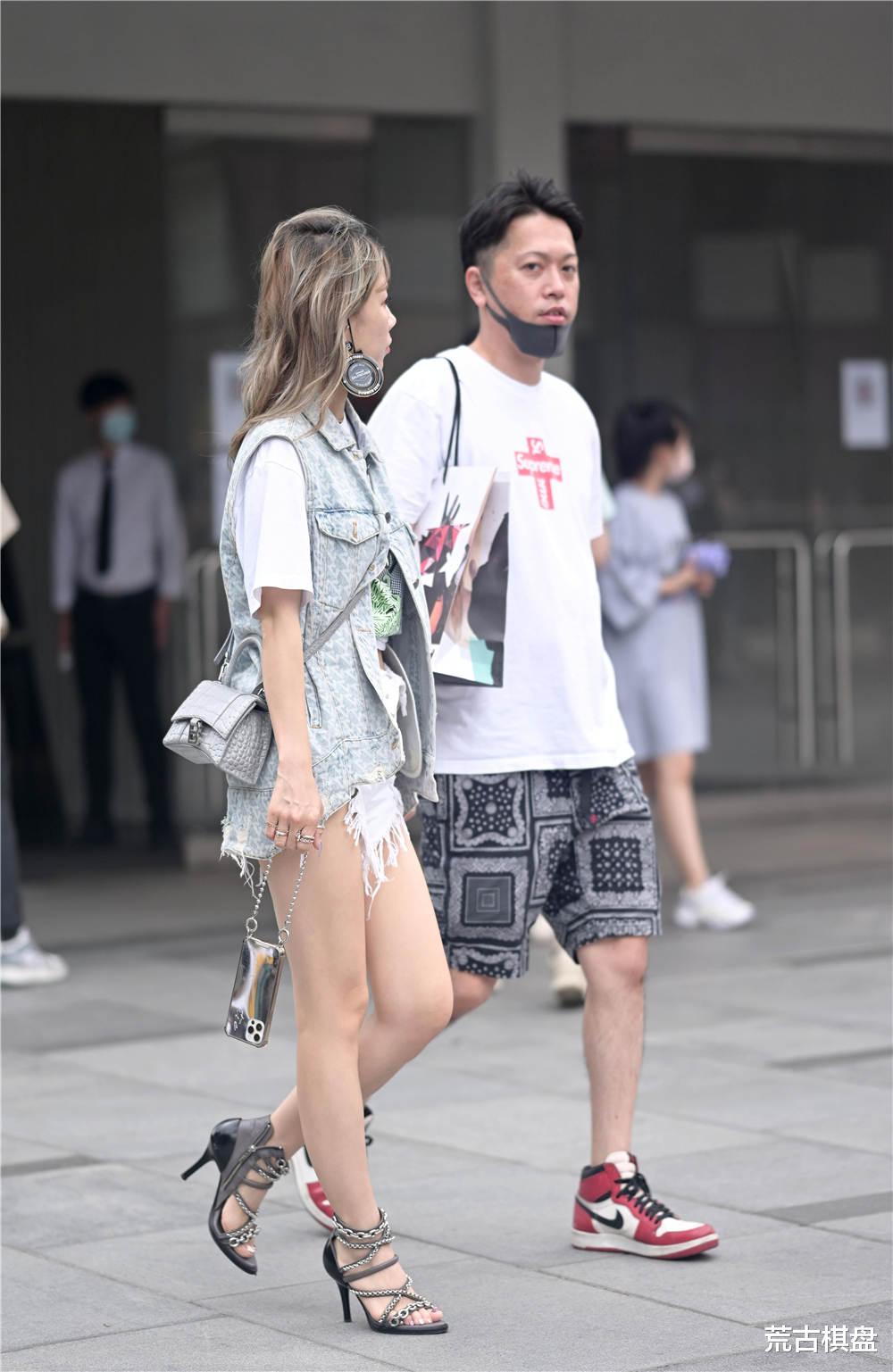 荒古棋盘|很多美女都喜欢细跟凉鞋，现在还可以搭配凉鞋，错过了要等一年