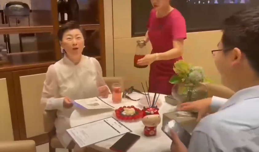 岳云鹏|乡爱“永强娘”又买豪宅！穿戴贵气获拥簇，遭批排场比赵本山还大