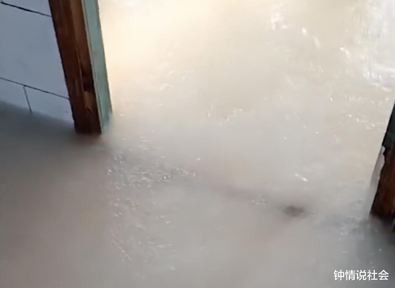 黑龙江一男子家中漏水未发现，冻出十几公分白色地砖，变成滑冰场