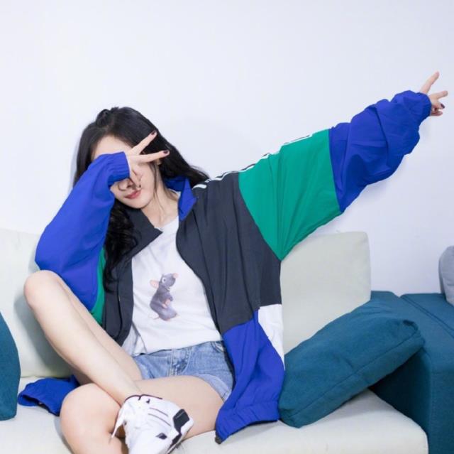 杨幂|杨幂最新“丝袜”大片，满屏都是大长腿，真不愧是腿精