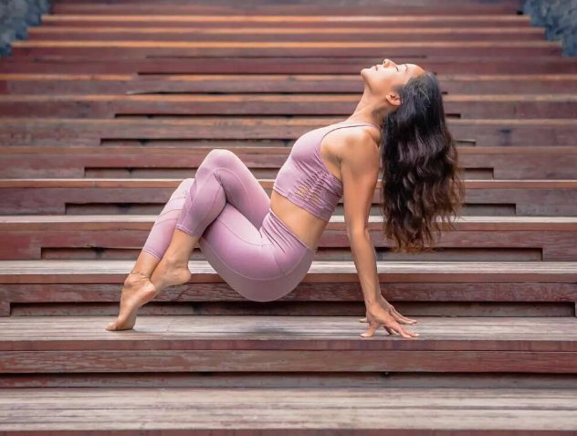 运动|如何甩掉腿部赘肉？这2式瑜伽要多练，助你重塑纤细美腿