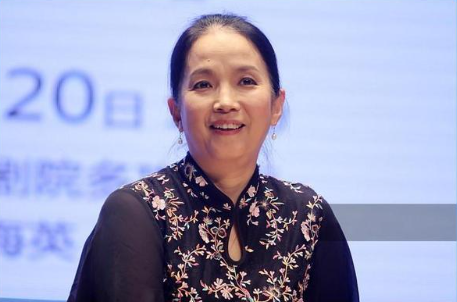 闲鱼有话说|61岁吕丽萍穿旗袍真提气质，配发髻从容优雅，就是看得小腿有点粗