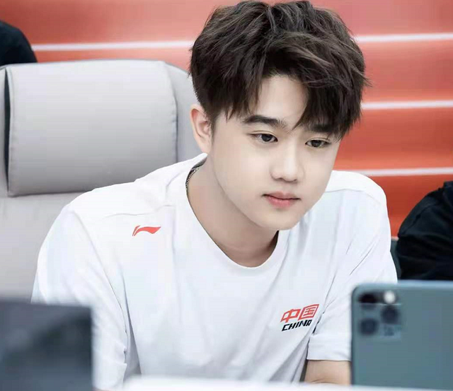 猫妹妹|辛巴徒弟直播中痛哭流涕，自曝身上长6个瘤，不去医院做手术遭嘲