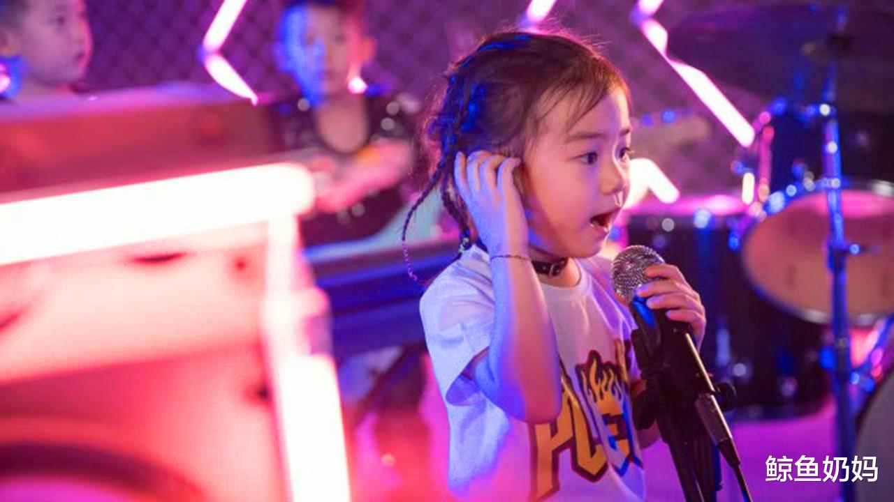 丸子头|戚薇女儿为什么总扎丸子头？直到看到她散发的模样，瞬间懂了