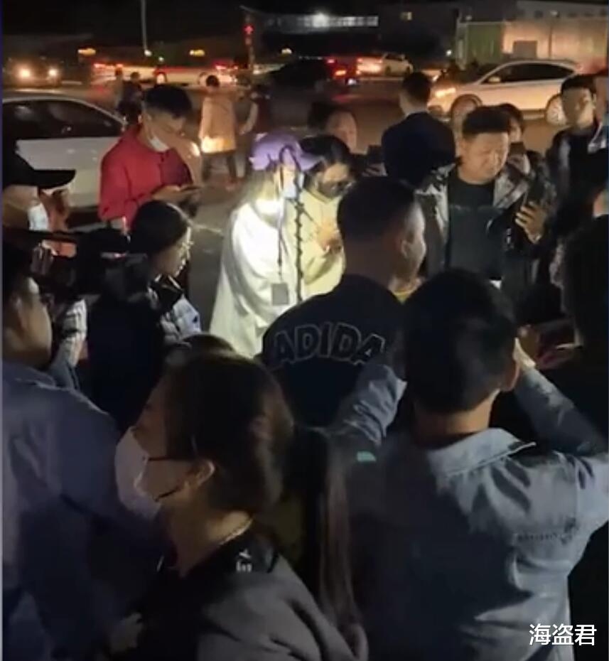 海盗君 河南96岁“摆摊奶奶”爆红，网红主播包围买菜馍，奶奶：我太累了