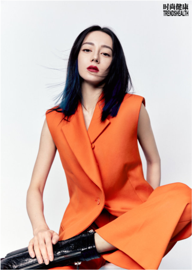 迪丽热巴|迪丽热巴新刊冷艳风彻底封神！套装+烈焰红唇尽显酷飒范，气场全开