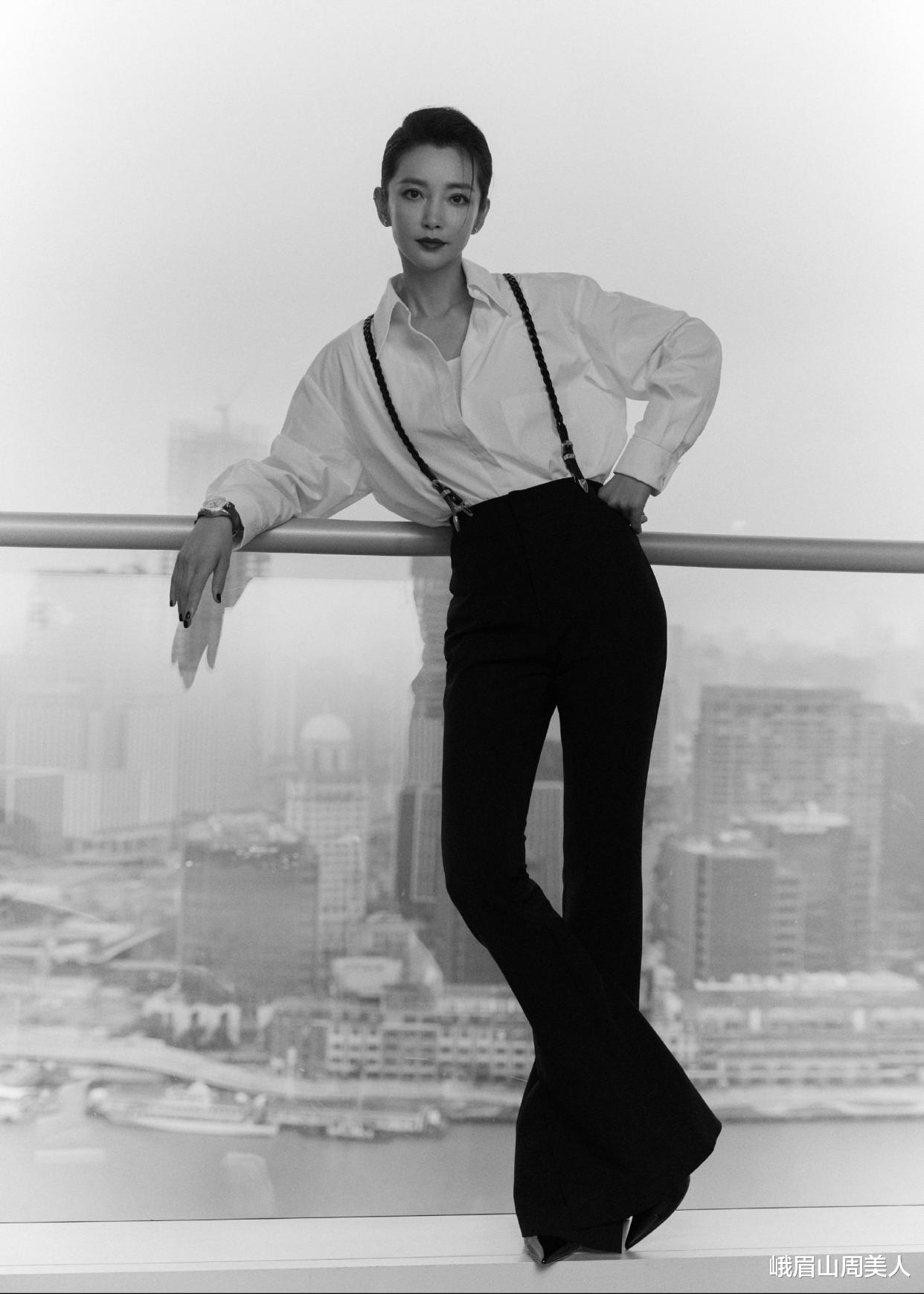 李冰冰|?48岁李冰冰真会“玩”,穿洞洞网衫也不配打底,长腿细腰好撩人