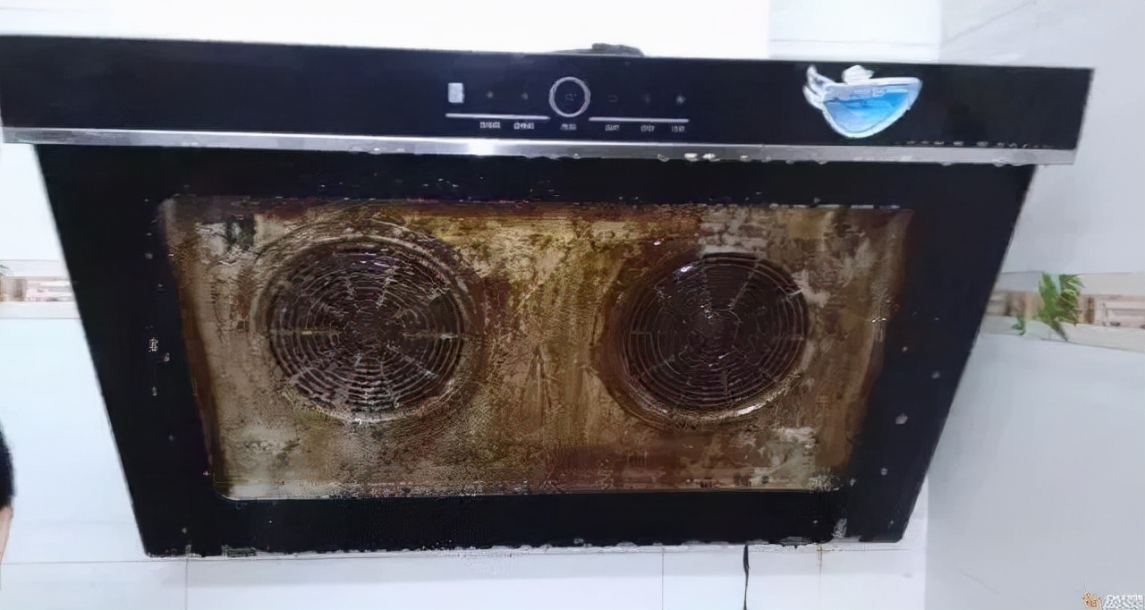 油烟机千万别拆下来清洗!保洁阿姨这么做,轻轻一擦就跟新的一样