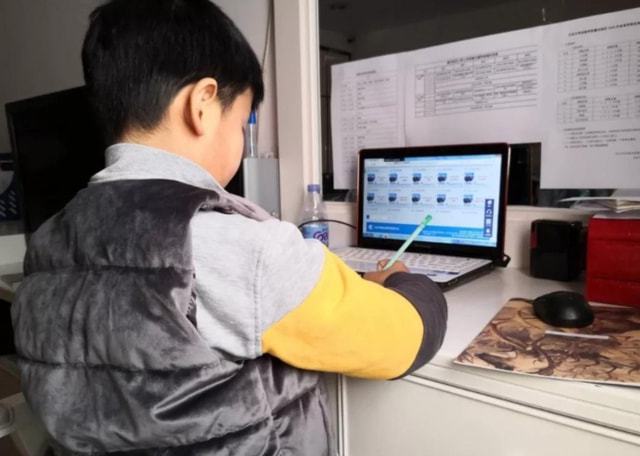 中小学|疫情再次来袭，中小学或将启动线上教学，不少家长直呼“太难了”