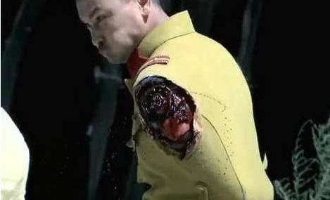 电视剧|电视剧中的穿帮镜头，抗战军人揣着手机，演员骑的是毛绒马