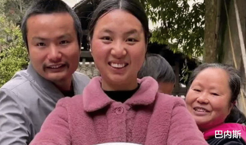 牛爱芳家中豪宅曝光,3层别墅2米以上落地窗,还配了一辆宝马