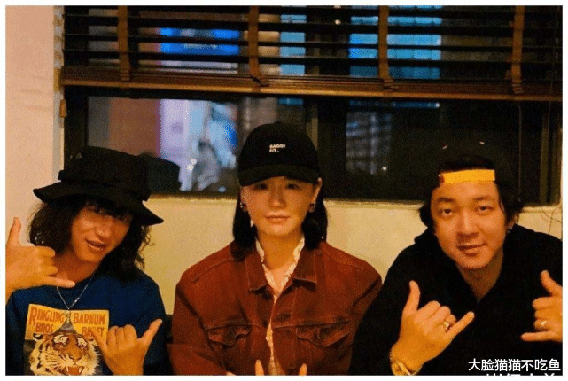 马思纯|马思纯和男友穿情侣装大秀恩爱 聚餐完一起回家疑似同居