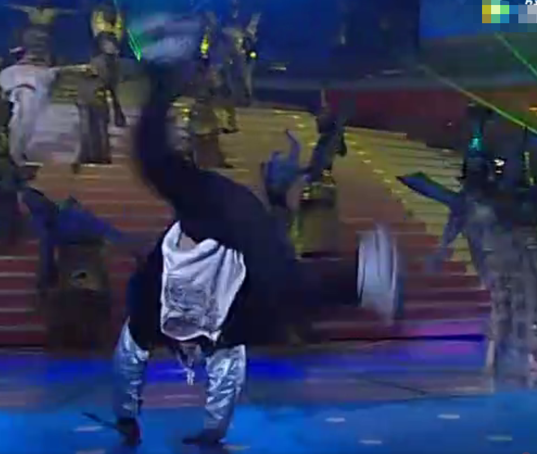 周杰伦|春晚见证周杰伦17年变化：从帅气到撞脸陈赫，从拼命表演到敷衍