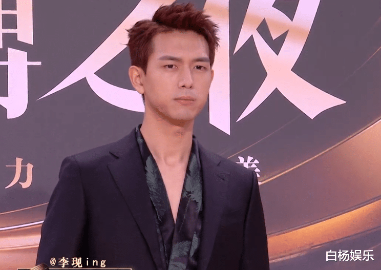 王一博|《微博之夜》红毯生图：王一博挡眼睛，蔡徐坤稚嫩感，肖战绝了！