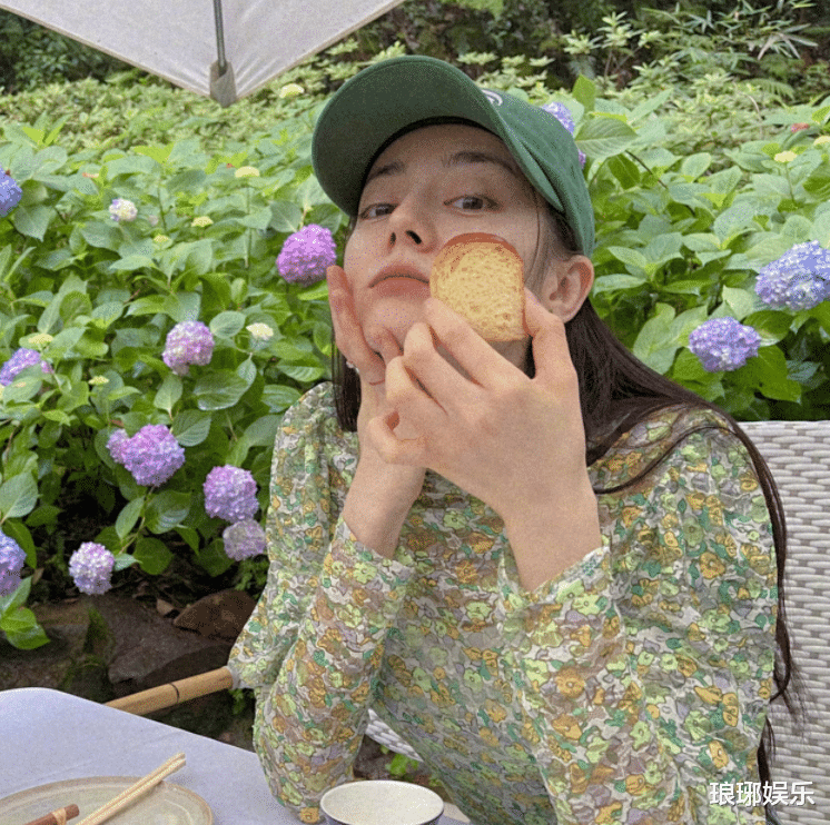 教练|29岁迪丽热巴晒旅游照，穿牛仔裤展现身材，戴上口罩后还能这么美