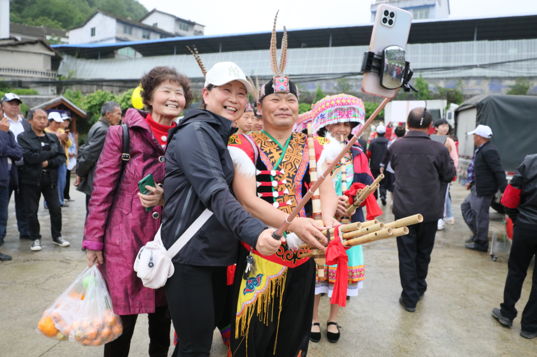 氡泉息烽 “四月八”：息烽苗族同胞庆节日话党恩