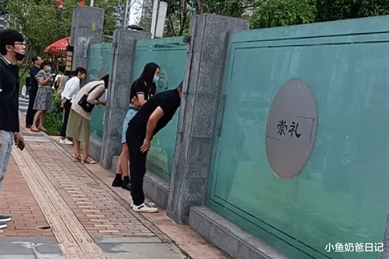 小鱼奶爸日记|一年级开学，家长们爬墙趴缝看孩子，大人的分离焦虑怎么破