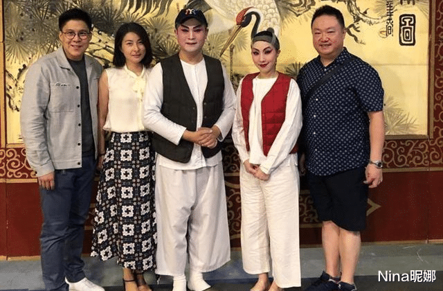 Nina昵娜|郭晶晶首次担任东京奥运会评委心情好，穿半身裙现身大谈育儿经，真替霍家长脸