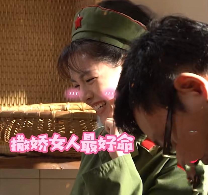 肖战|肖战拿着“菜刀”和女主闹着玩！女生对他撒娇，两人互动有点甜