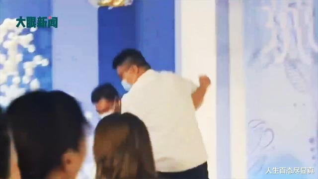 河南小伙结婚被指重色轻友,兄弟当众砸场子,新娘尴尬得不知所措