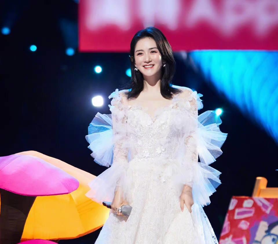 谢娜|《快本》停播，谢娜新歌上热搜被骂，《朋友请听好2》也遭波及