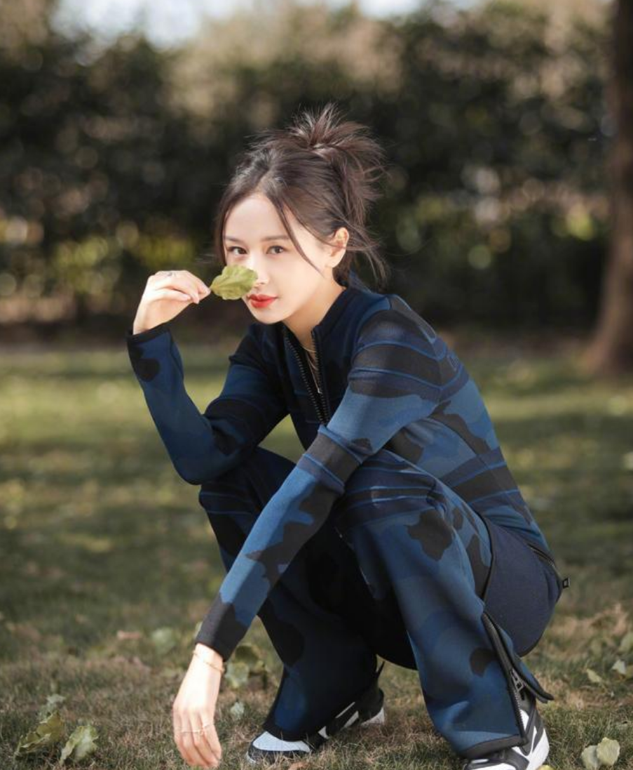 王子文|王子文终于自曝身高，1米59穿迷彩连体衣像1米65，蛮腰长腿太惊艳