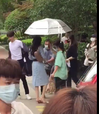 杨幂|杨幂拍戏遭围观，态度高冷惹路人“不满”，获专人撑伞换鞋排场大