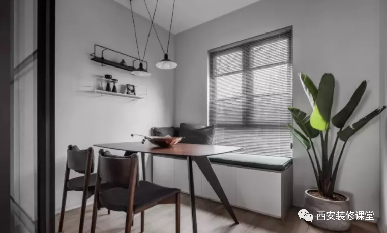 餐厅靠窗户,当然不能浪费