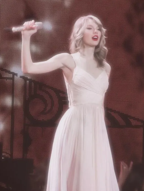 泰勒·斯威夫特|霉霉：18岁出唱片，26岁坐稳福布斯，是北美单曲总销量最高的歌手