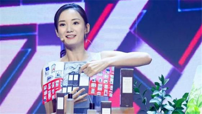 黄圣依|18岁靠老爸砸钱演女主，黄圣依给她作配，35岁老爸公司破产成柜姐